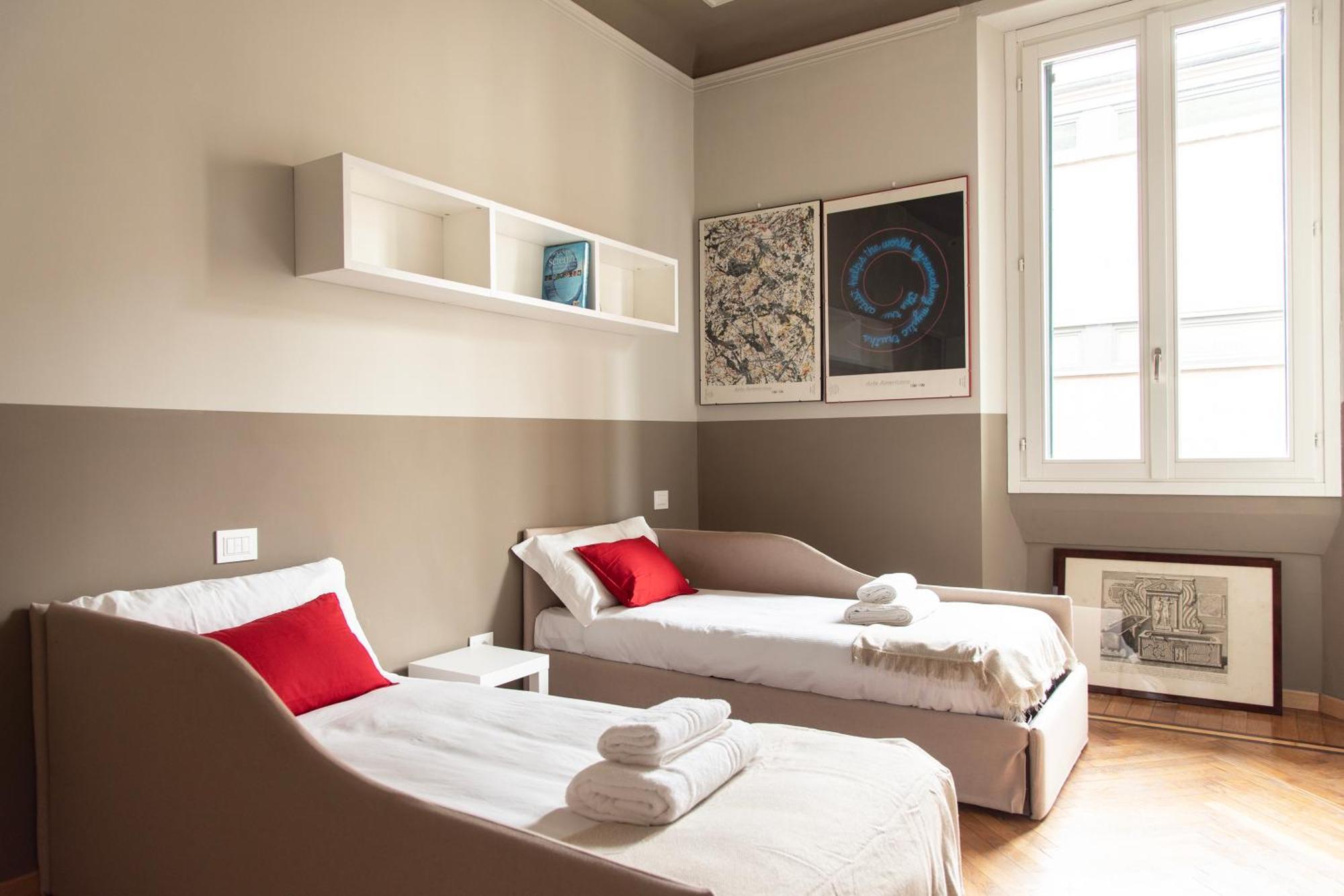 Youhosty - Chinatown Bright And Luxury * Milaan
